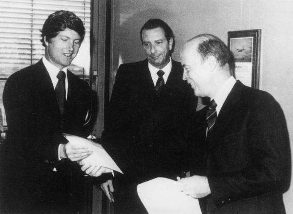 Am 23. April 1979 wird die "Air Berlin Betriebslizenz" durch die FAA an die Gründer der "Air Berlin Inc.", Kim Lundgren (li.) und John D. MacDonald (Mitte), übergeben.    