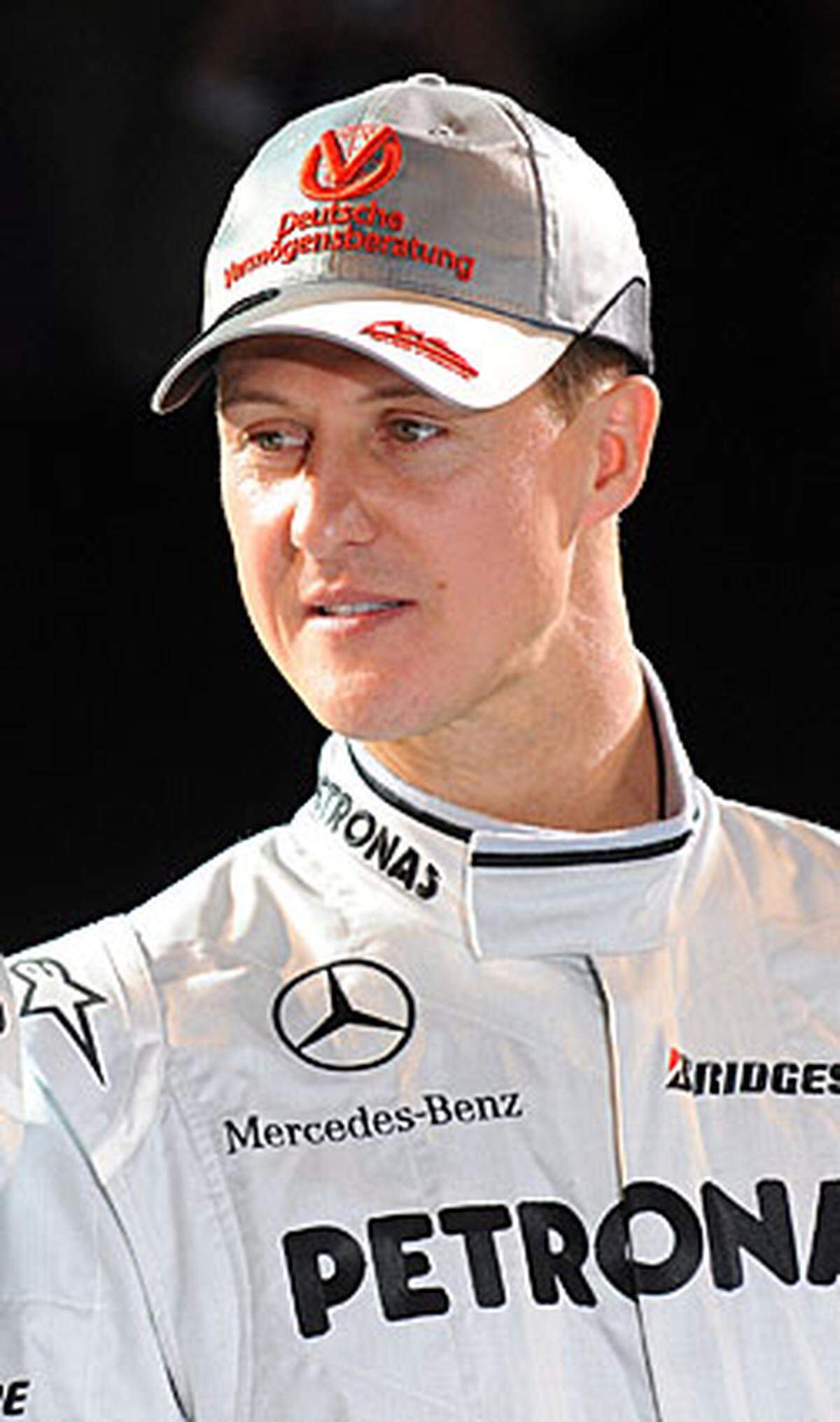 ... den sensationell zurückgekehrten Michael Schumacher. Mercedes soll ein Gehalt von sieben Millionen Euro für ein Jahr geboten und so den Rekordweltmeister ins Boot geholt haben. Die fast noch größere Überraschung: Schumacher plant in der Formel 1 für drei weitere Jahre.
