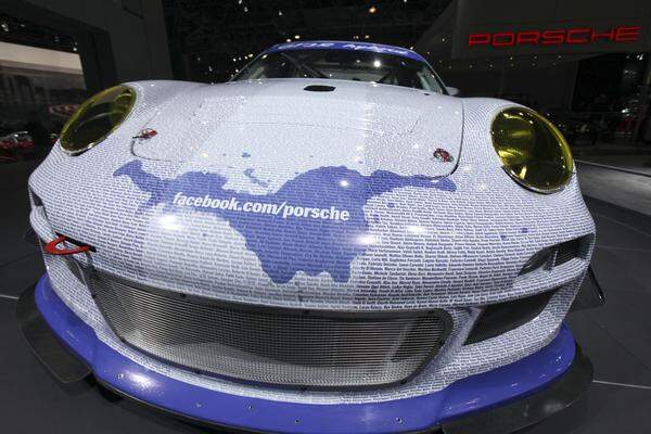 Der deutsche Sportwagenbauer Porsche hat eine Million Facebook-Fans und bedankt sich dafür mit einem eigenen Auto. Der 911 GT3 R Hybrid wurde mit den Namen aller Facbook-Fans foliert.