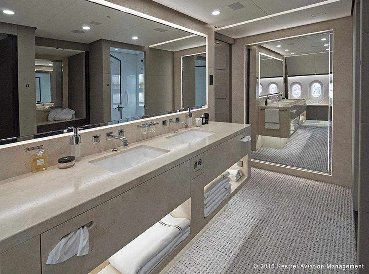 Das großzügige Badezimmer sieh aus wie in einem Hotel.