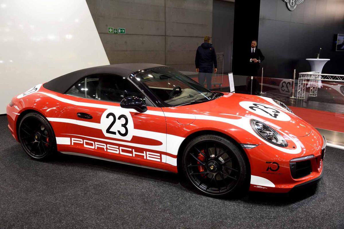 Auch der Stand von Porsche ist traditionell von Sportsfreunden umringt. Doch den neuen 911 suchen sie vergeblich.