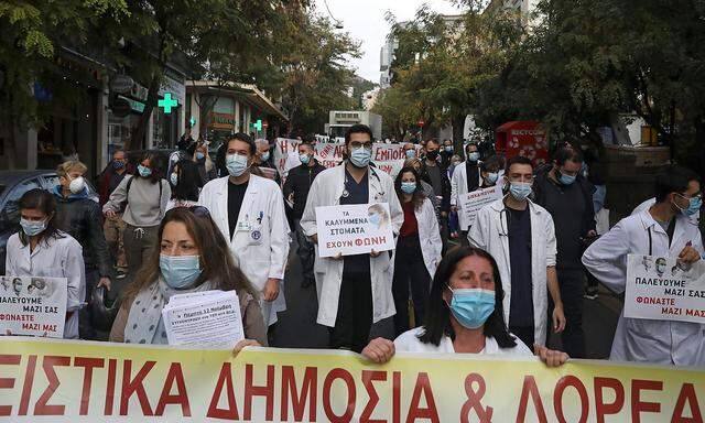 Das System ist angeschlagen. Griechisches Gesundheitspersonal bei einem Protest in Athen.