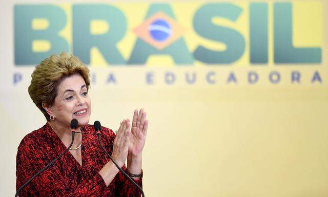 Brasiliens Präsidentin Rousseff hat erklärt, nicht zurücktreten zu wollen. Die Mehrheit der Senatoren denkt jedoch, dass sie das Amt vorerst nicht mehr ausüben soll.