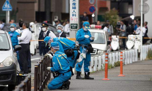 Die Polizei sichert Spuren am Tatort in Kawasaki.
