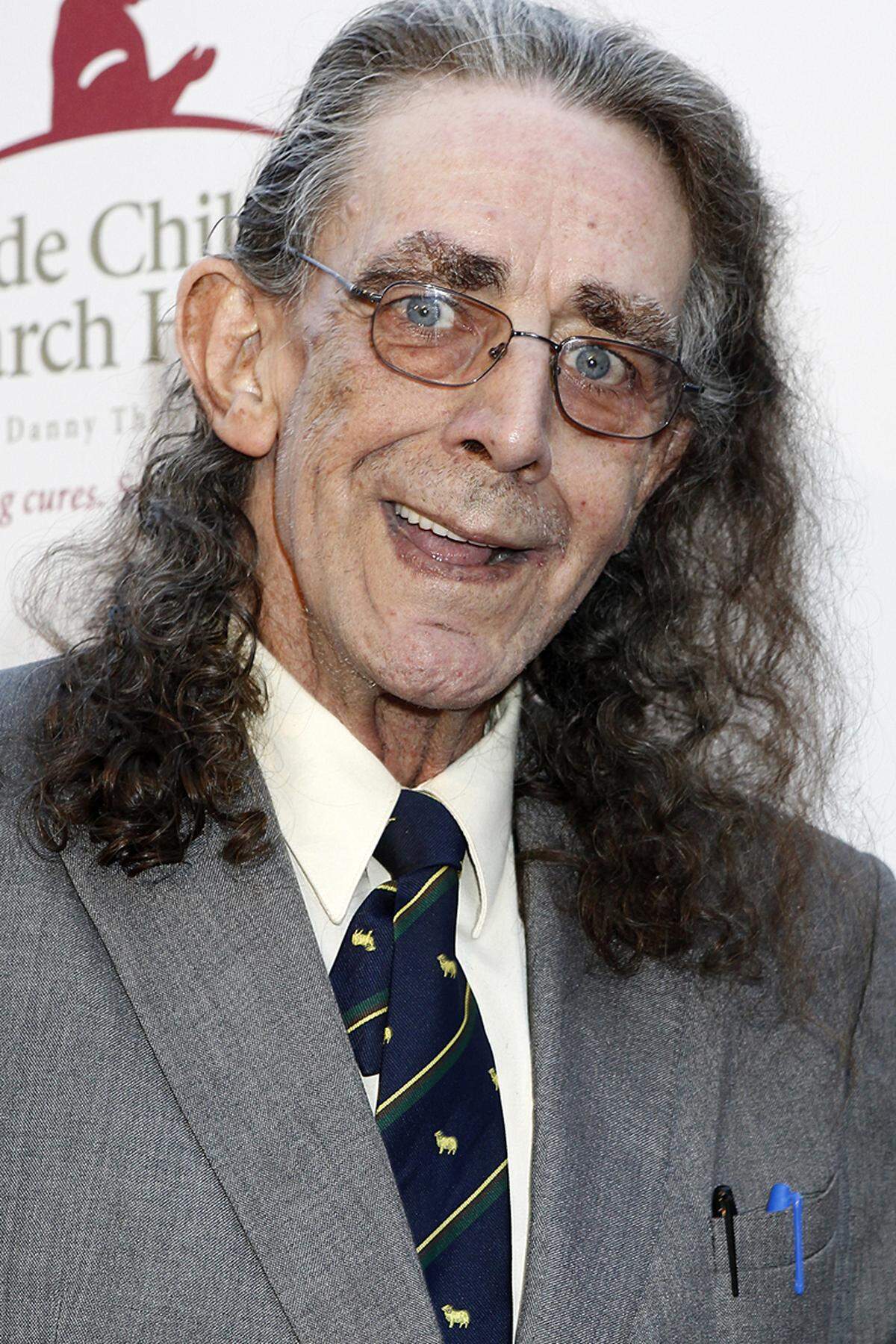 Milder waren da die Stars aus dem Star-Wars-Universum. Das Online-Portal TMZ.com hat bei "Chewbacca"-Darsteller Peter Mayhew nachgefragt, was er vom "Star Wars" verkauft hält: "Ich bezweifle nicht, dass Disney das Vermächtnis von Lucasfilm respektieren und fortführen wird. Ich habe mit Disney mehrere Jahre lang im Rahmen ihrer 'Star Wars Wochenend-Feierlichkeiten' zusammengearbeitet und gesehen, wie sehr sie die Filme und die Fans lieben".