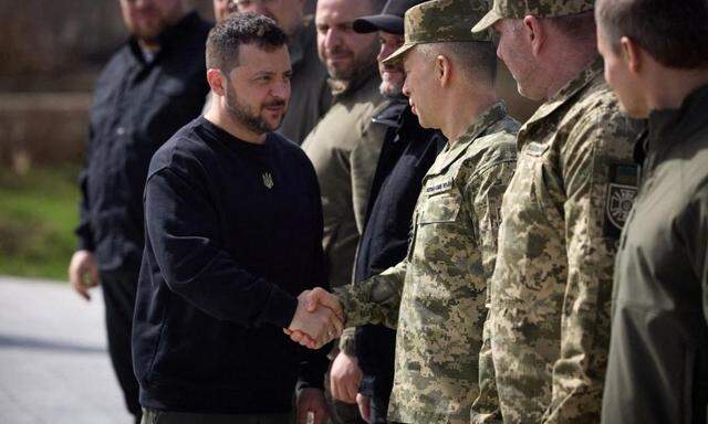 Der ukrainische Präsident Wolodymyr Selenskij schüttelt Armeechef Oleksandr Syrskyj die Hand.