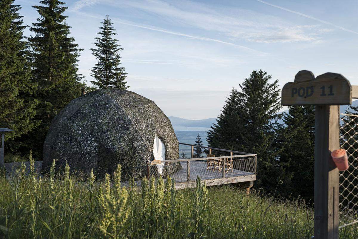 Ein wenig an die Behausungen von Tolkiens Hobbits erinnern die Whitepods, die in den Schweizer Bergen nahe der französischen Grenze in Les Gittes stehen.