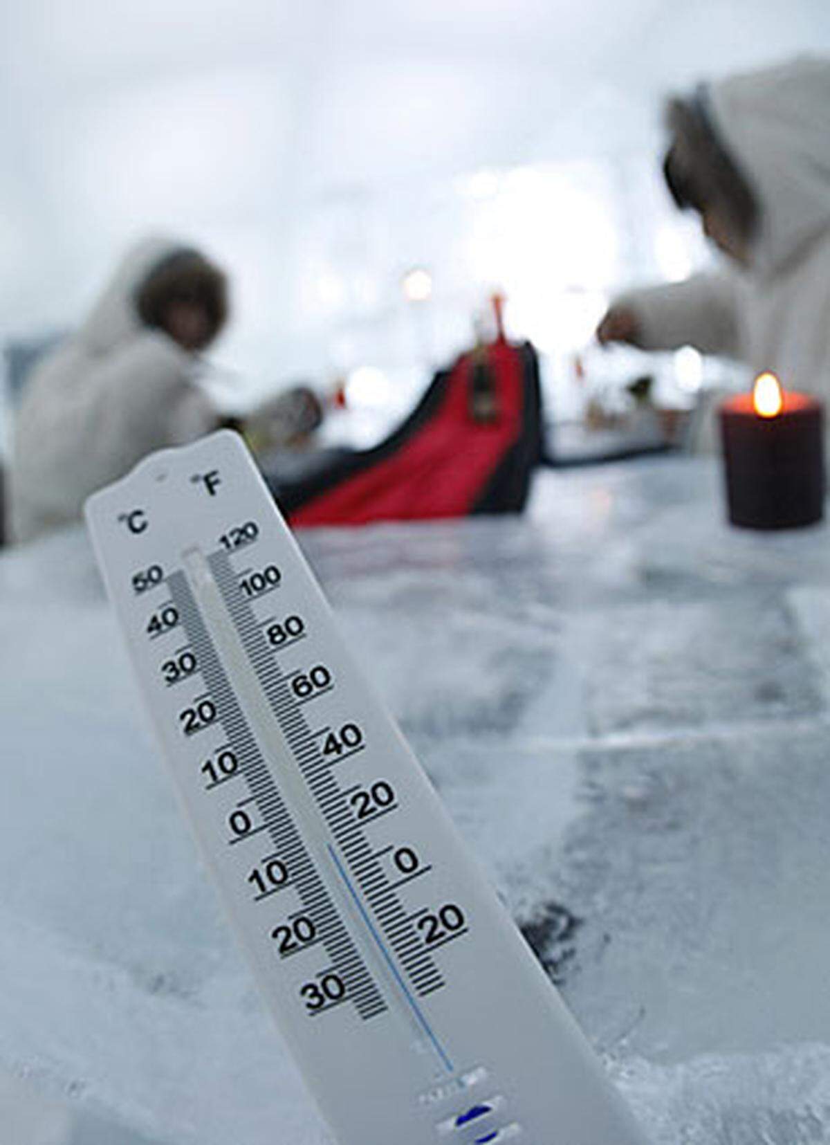 Eine Nacht im Alpha Resort-Tomamu Eishotel kostet umgerechnet rund 680 für zwei Personen, inklusive einem mehrgängign Menü. Bis zum 15. Februar bleibt das Eishotel noch geöffnet, dann werden die warmen Temperaturen die großen Eisblöcke wieder zum Schmelzen bringen.