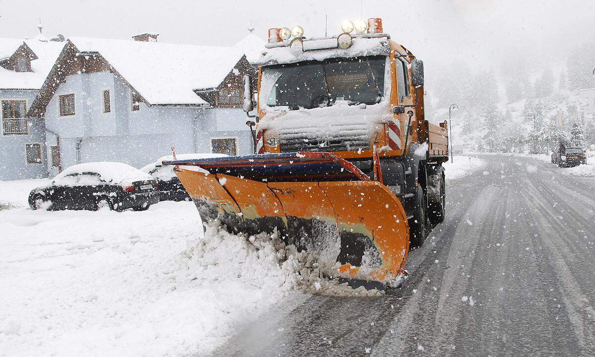 Schneehaufen, die von Schneepflügen der Straßenverwaltung auf den Gehsteig geschoben werden, müssen ebenfalls entfernt werden. Zur Ablagerung von Schnee aus Häusern oder Grundstücken auf der Straße benötigt der Hauseigentümer eine Bewilligung.
