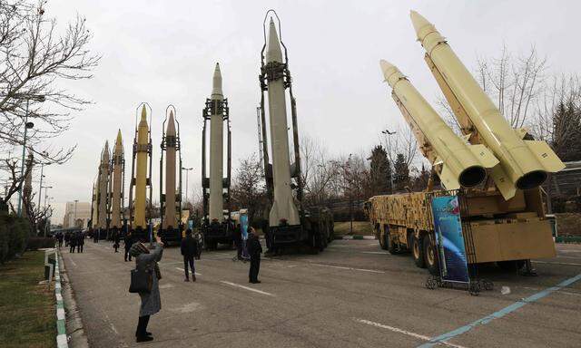 Eine Ausstellung etwas älterer Raketen für Irans Bürger. Teherans Arsenal ist unter anderem gegen Israel gerichtet. Das Regime unterstützt auch die Hisbollah.