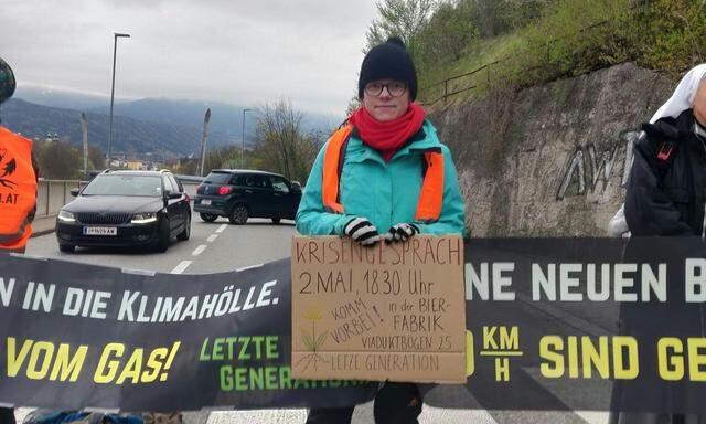 Die Aktivisten blockierten unter anderem die viel befahrene Haller Straße im Nordosten der Tiroler Landeshauptstadt. 