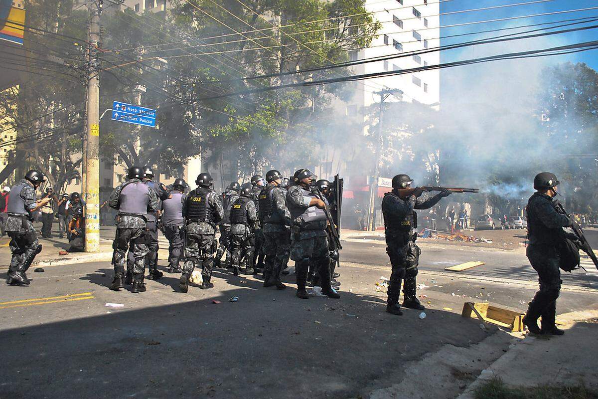Überschattet wurde der WM-Start von ersten harten Einsätzen der Militärpolizei gegen Demonstranten in Sao Paulo. Zunächst gingen die Sicherheitskräfte mit Blendgranaten, Gummigeschoßen und Tränengas gegen etwa 60 Protestierende vor einer U-Bahn-Station vor.