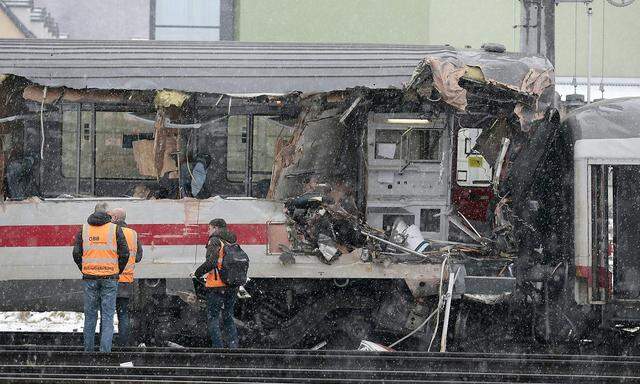 Ein Waggon des deutschen Zuges wurde bei dem Unglück an der Seite aufgerissen.