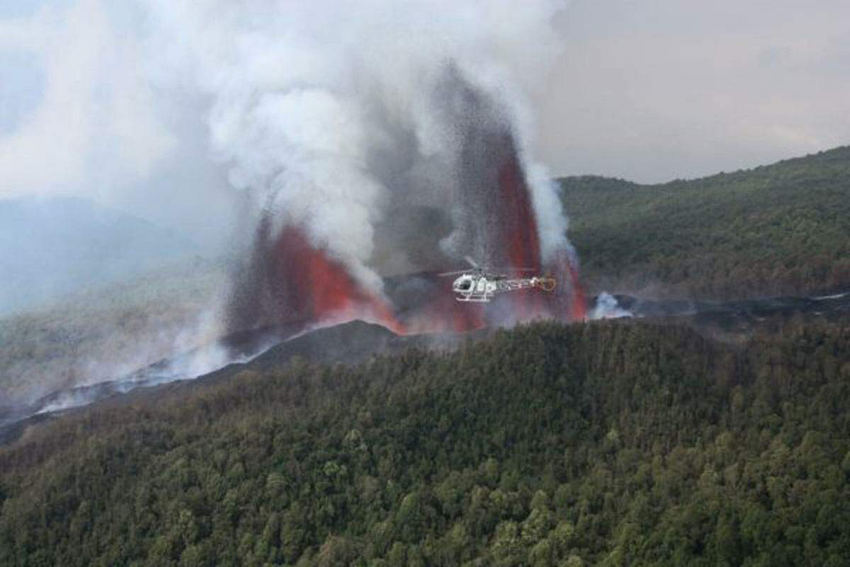 Aktive Vulkane kann man etwa in Hawaii vom Helikopter aus beobachten. Doch die Ausbrüche sind nicht immer berechenbar, Feuerstöße können sehr hoch sein. Zwischen 1992 und 2002 gab es 45 Unfälle, 2007 starben drei Radfahrer bei einer Mountainbiketour auf Kilauea. &gt;&gt; Themenwechsel