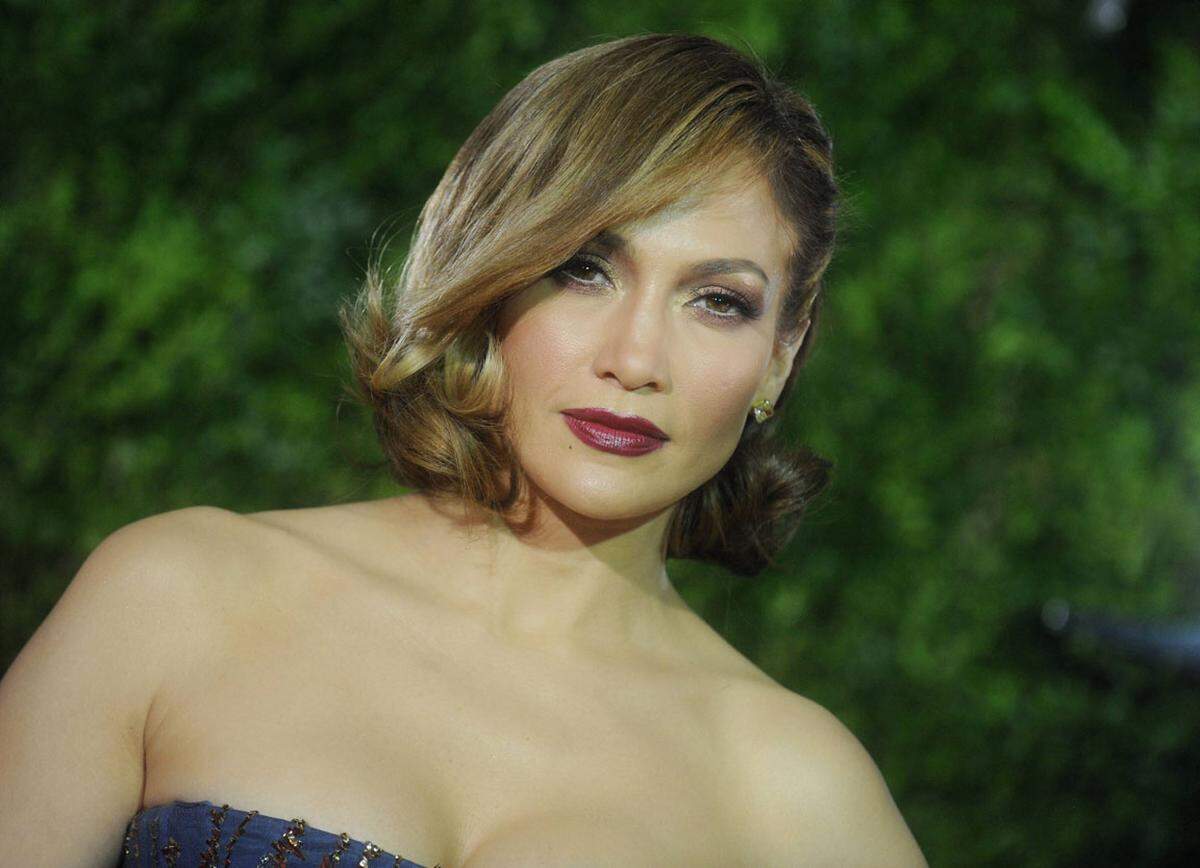 Jennifer Lopez versprüht mit dunklen Lippen Hollywood-Glamour.