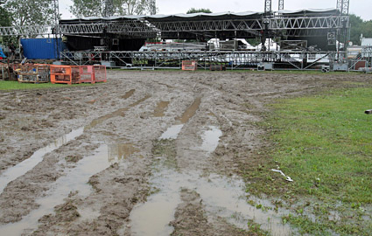 Am Donnerstag wird entschieden, ob das heurige Wiener Donauinselfest zum ersten Mal in seiner 26-jährigen Geschichte abgesagt werden muss. Die nahe am Ufer geplante FM4-Bühne musste verlegt werden, die Aufbauarbeiten laufen sonst unvermindert weiter.Im Bild: Die Ö3-Bühne