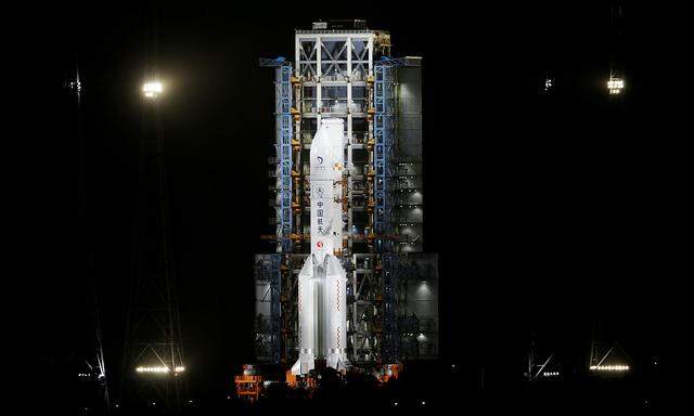 Rakete und Sonde vor dem Start im chinesischen Weltraumbahnhof in Hainan.