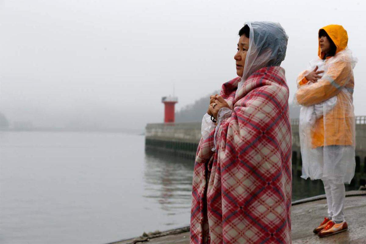 Familienmitglieder von Vermissten stehen an der Küste der Insel Jindo im Gelben Meer. Nach dem Schiffsunglückder "Sewol" zwei Tage zuvor wurden 302 Menschen tot geborgen oder werden noch vermisst.