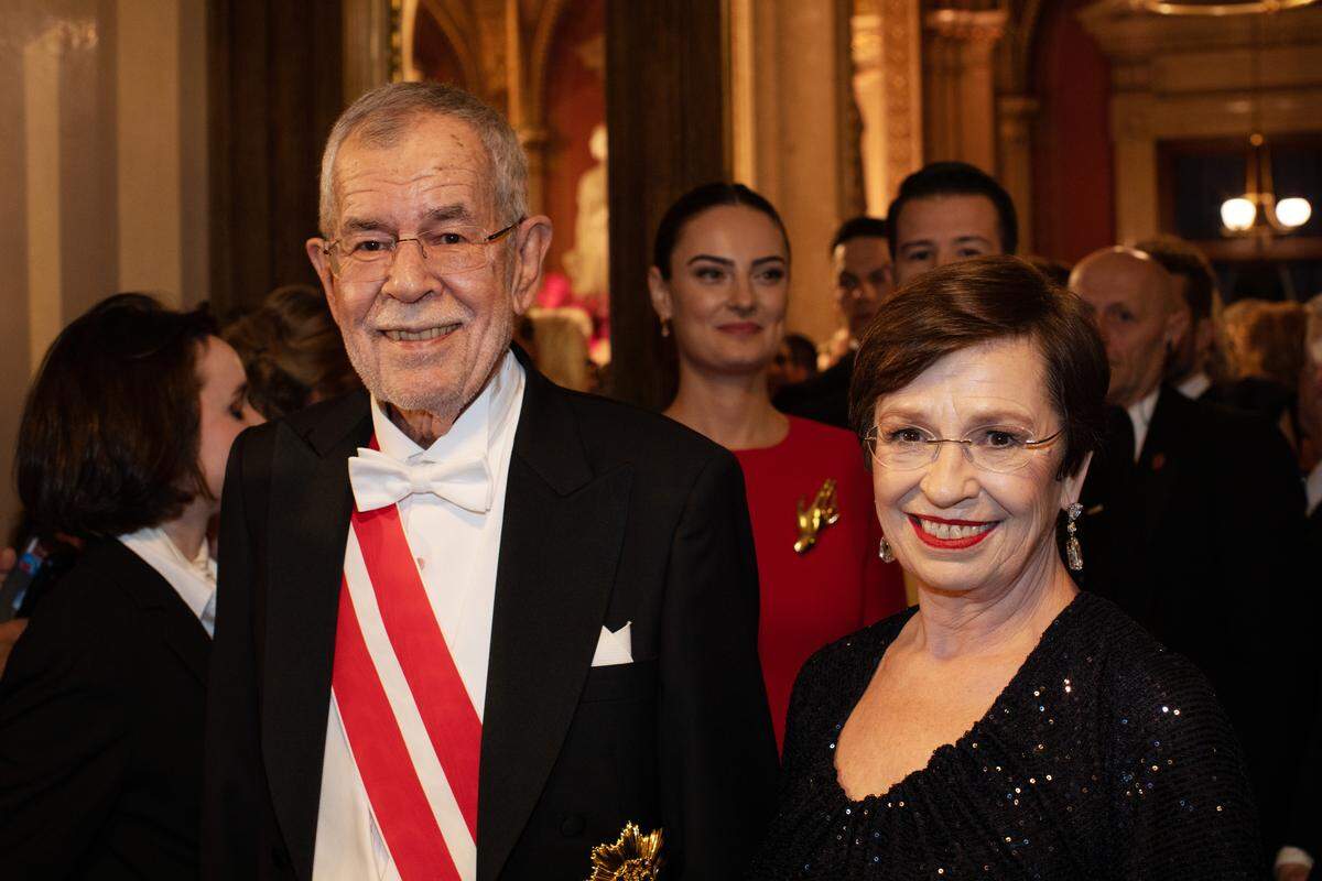 Bundespräsident Alexander van der Bellen und Ehefrau Doris Schmidauer, dazwischen lächelt Milena Milatović, die Frau des montenegrinischen Präsidenten. 
