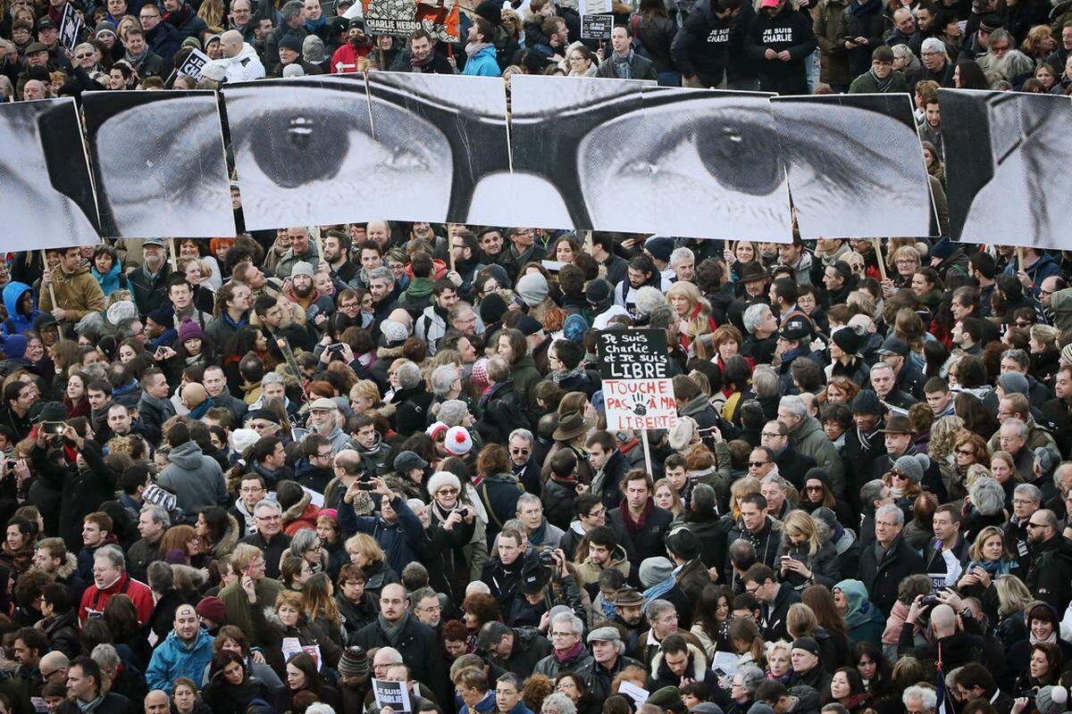 Unter strahlend blauem Himmel strömten bereits am Mittag zahlreiche Menschen in Richtung Place de la Republique, wo der Gedenkzug am Nachmittag unter Teilnahme von Familienmitgliedern der Opfer startete.