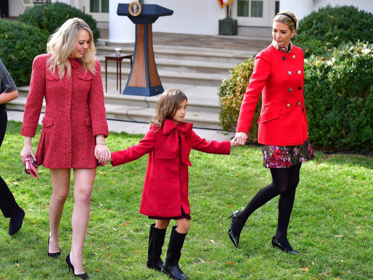 Drei mal Rot: Im Partnerlook mit Schwester Tiffany Trump und Tochter Arabella.    