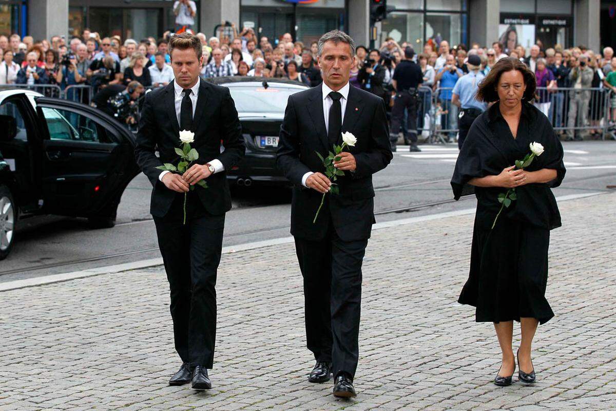 Zuvor war in einer Kathedrale in Oslo den Opfern mit einem Trauergottesdienst gedacht worden. Premier Jens Stoltenberg (Bildmitte), kam mit seiner Frau Ingrid Schulerud und dem Chef der jungen Sozialdemokraten, Eskil Pedersen.