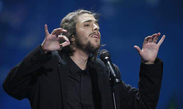 Salvador Sobral mit "Amor pelos dois" Zum Sänger der Herzen hatte sich der Adelsspross Salvador Sobral gemausert. Er holte den Sieg mit einem Song, der so gar kein Song Contest-Song sein will. Seine Choreografie verdient den Namen nicht, steht der Sänger doch am Mikrofon. Und aus. Dafür hat er einen zeitlos-gefühlvollen Fado im Gepäck, der sich in seiner Einfachheit von der Konkurrenz abhebt und tatsächlich berührt. Rang 1 (758 Punkte)