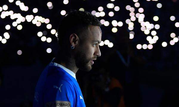Am Samstag wurde Neymar im Riyadh‘s King Fahd International Stadium den Fans von al-Hilal offiziell präsentiert. Auf das Debüt des Brasilianers muss der Klub aufgrund muskulärer Probleme beim 31-Jährigen noch warten. 