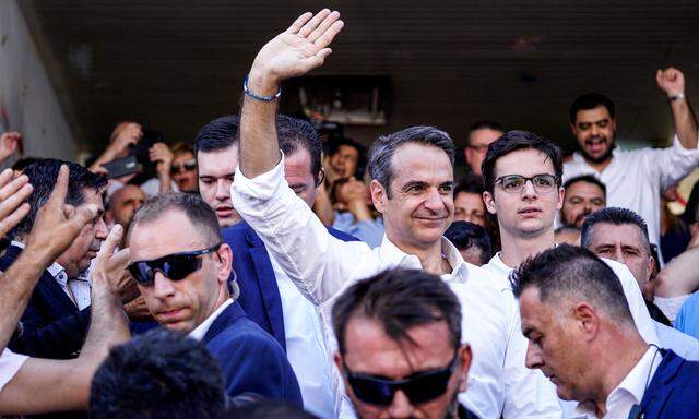 Aus der Bildmitte winkt Kyriakos Mitsotakis, Parteivorsitzender der Nea Dimokratia 