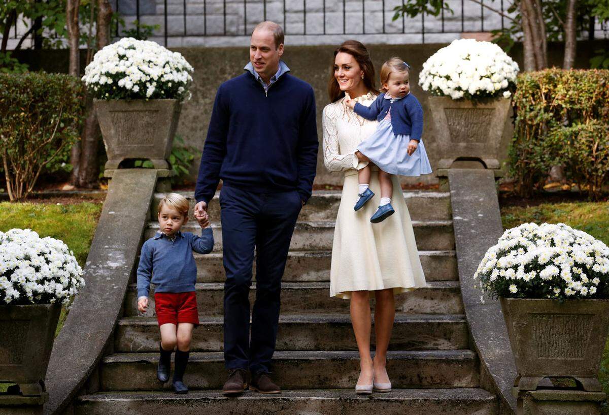 Kate und William verbringen die meiste Zeit in Anmer Hall in Ostengland, um George (3) und Charlotte (1) ein möglichst unbeschwertes Leben etwas abseits der vielen neugierigen Blicke bieten zu können. Das Schloss befindet sich auf dem Gelände des Landsitzes Sandringham, den die Queen liebt.