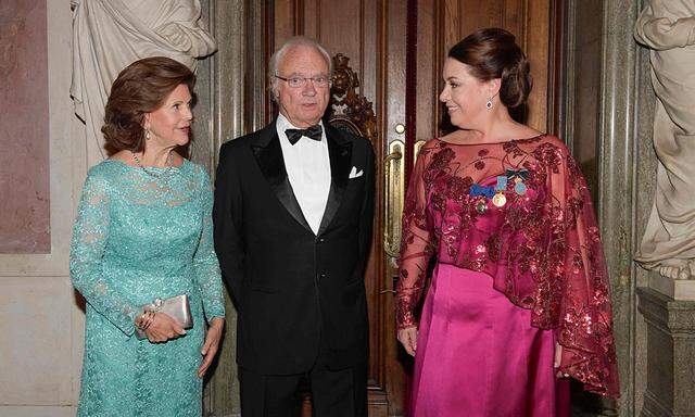 Nina Stelle (rechts) mit Schwedens Königin Silvia und Schwedens König Carl XVI Gustaf