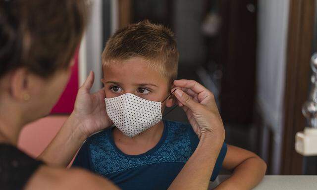 Mother putting the mask on her child Madrid, Community of Madrid, Spain PUBLICATIONxINxGERxSUIxAUTxONLY CR_UZFY201218-5