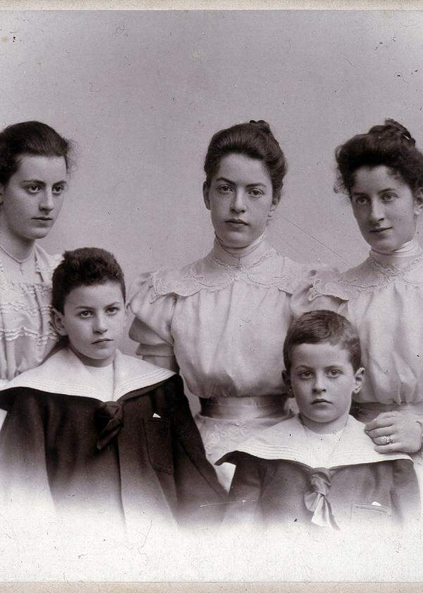 Ludwig mit seinem Bruder Paul und den älteren Schwestern Margarete, Helene und Hermine (von links).