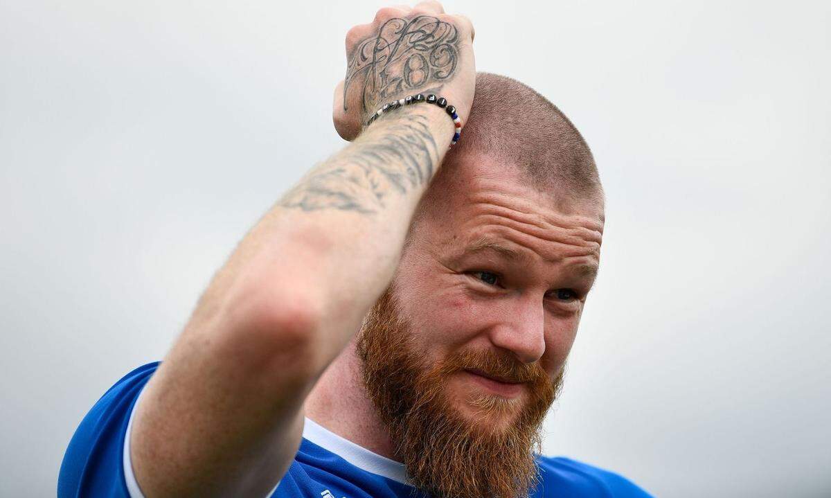 Der Isländer Aron Gunnarsson. Grimmig, dicker Bart - und viele Tattoos.