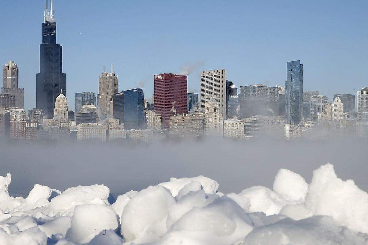 Aus einem arktischen Vordergrund schält sich die Skyline von Chicago. In der Stadt am Lake Michigan wurden minus 18 Grad gemessen, der eisige Wind lässt die Temperaturen aber oft noch viel niedriger erscheinen.