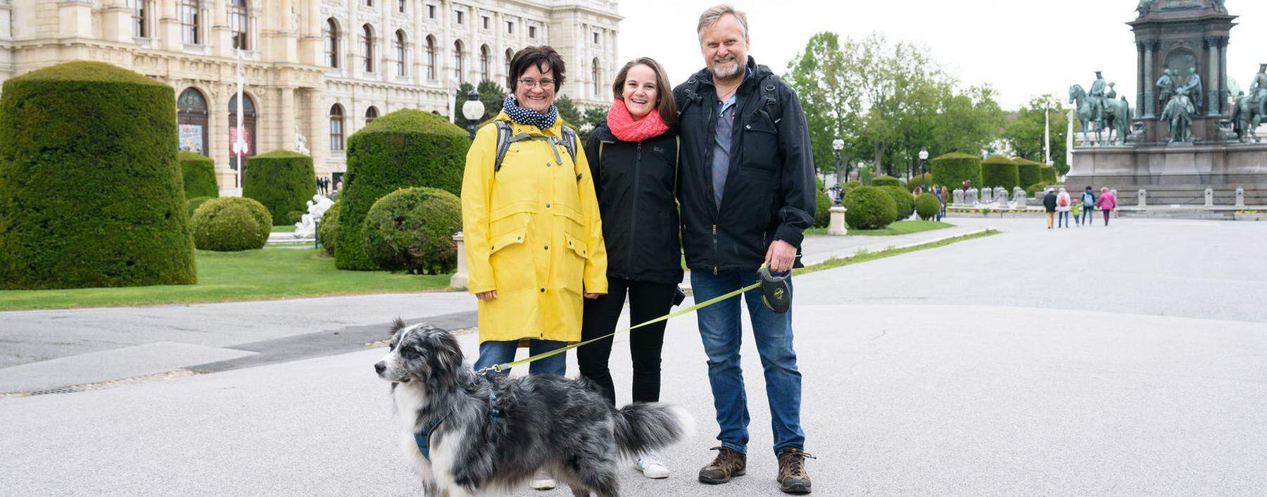 Lea Cramer (Mitte) sieht nach einem Dreivierteljahr endlich wieder ihre Eltern Sabine und Heiko Cramer, die in Deutschland leben.