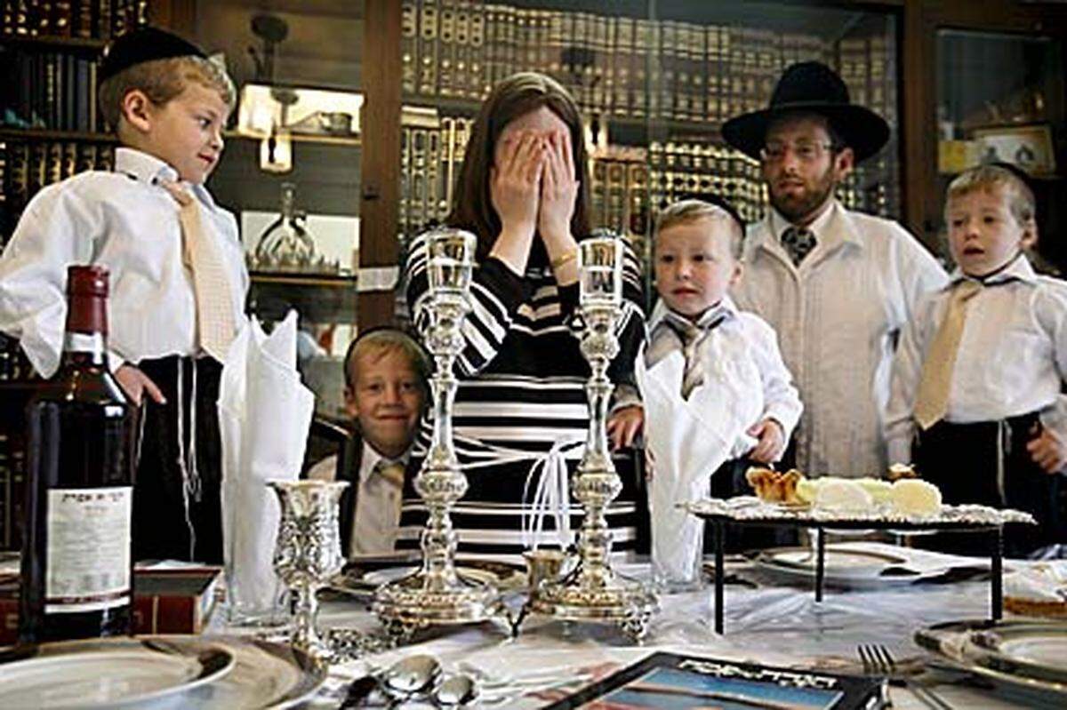Der erste Abend des Pessach-Festes (auch Passah oder Pascha) wird Seder-Abend genannt, was auf hebräisch "Ordnung" heißt. Der Name bezieht sich auf die strikte Reihenfolge, in der sechs symbolträchtige Speisen im Kreis der Familie oder der Gemeinde eingenommen werden.
