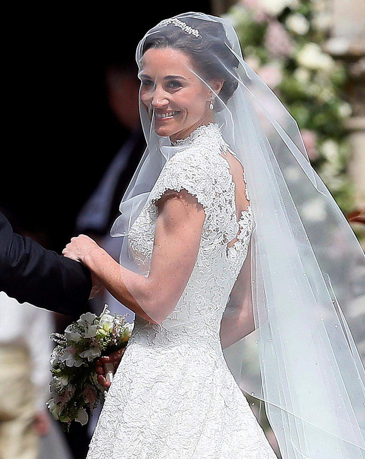 Allerdings: Feine, traditionelle Details bleiben weiterhin erhalten - zum Beispiel Efeuranken als Einladungsdesign wie auch Pippa Middleton, selbst Event-Planerin, ihre Einladungen gestaltete. Sie ließ sich auch traditionell von ihrem Vater vor den Traualtar führen - in jener Kirche, die in der Nähe des Hauses der Middletons liegt.