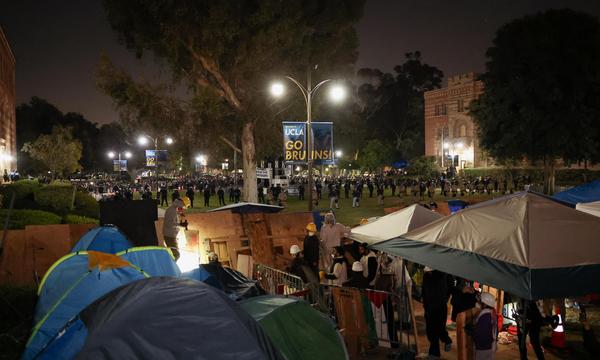 Die Polizisten rücken auf das Zeltlager in der Universität in Los Angeles vor.