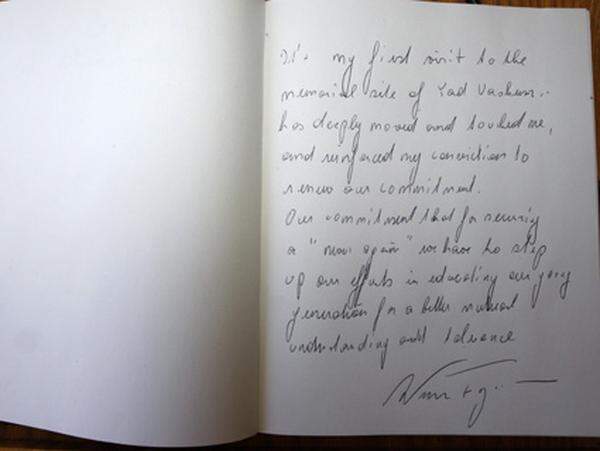 "Mein erster Besuch in Yad Vashem hat mich tief bewegt und berührt", schrieb der Kanzler ins Gästebuch.