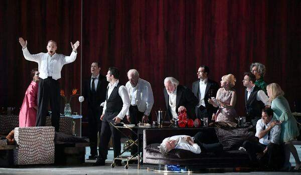Das Auftragswerk und seine 15 Protagonisten wurden mit Standing Ovations bejubelt. Es ist die dritte Oper des 45-jährigen Briten Thomas Ades, dessen "The Tempest" im Vorjahr in der Wiener Staatsoper schon große Erfolge feierte.