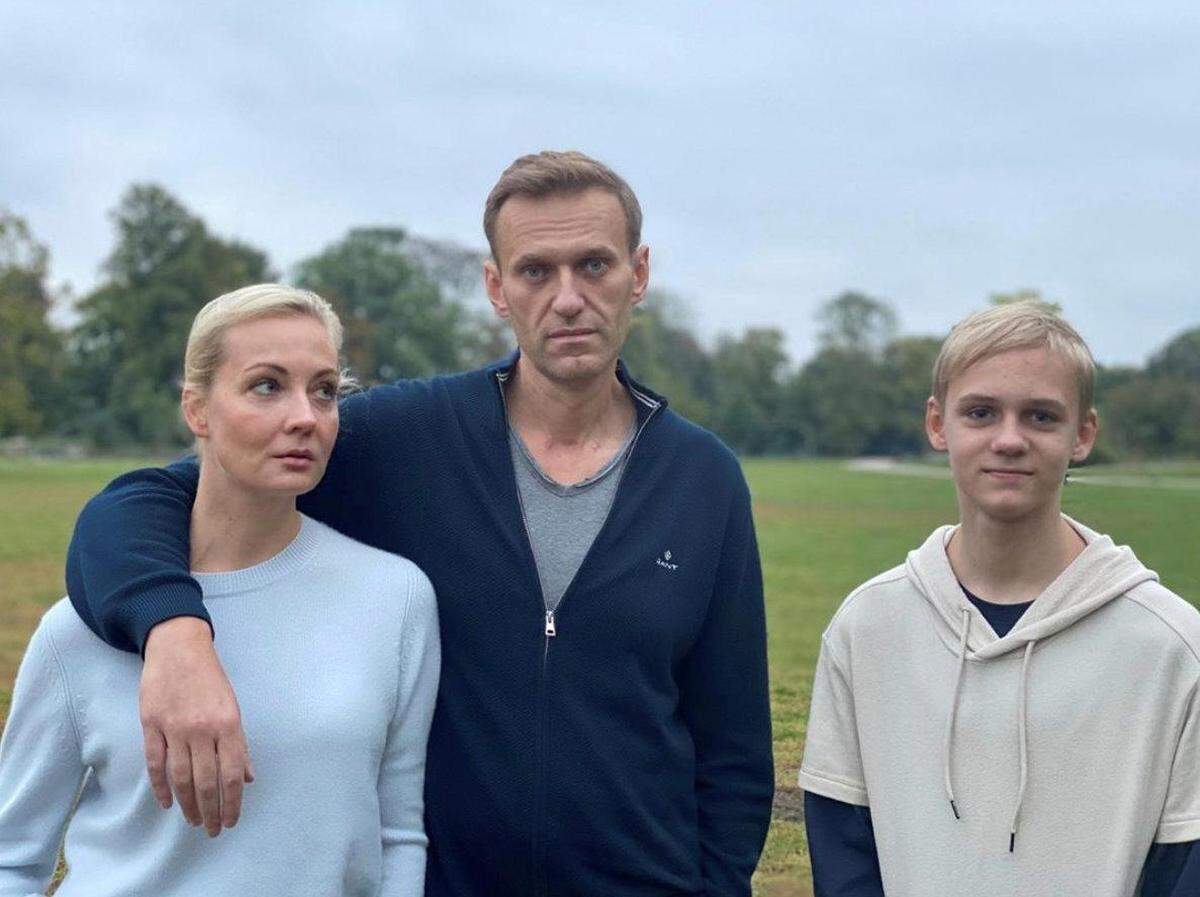 Nawalny kurz vor der Entlassung aus dem Spital in Berlin mit Gattin Julia und Sohn Zahar.