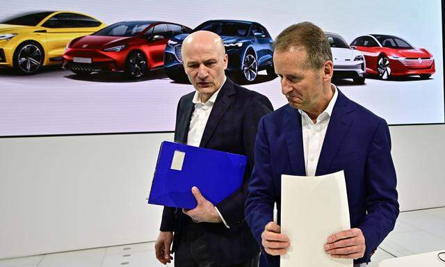 VW-Vorstandschef Diess (r.) mit Finanzvorstand Witter gestern in Wolfsburg. 