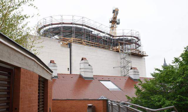 Von den Höfen aus unübersehbar: die Bauarbeiten auf dem Dach des Leopold-Museums im MQ.
