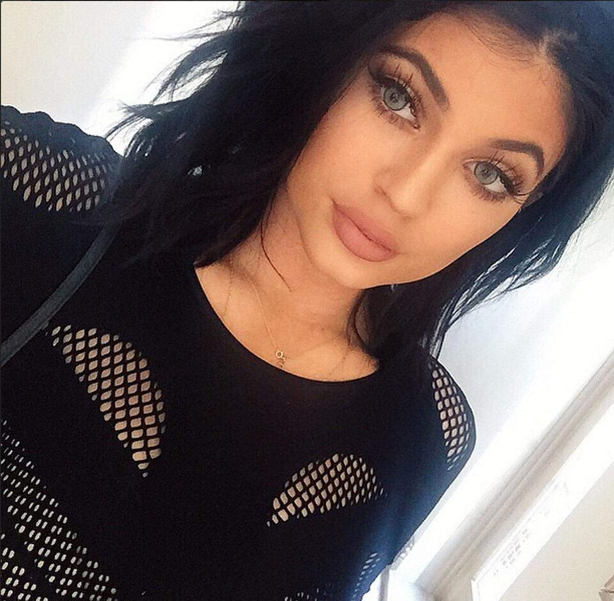 Unter dem Hashtag #KylieJennerChallenge versuchen sich vor allem Jugendliche im Web um einen Schmollenmund à la Kylie Jenner. Die Schwester von Kim Kardashian hat angeblich nicht chirurgisch nachgeholfen, vielmehr handle es sich um eine Schminktechnik.