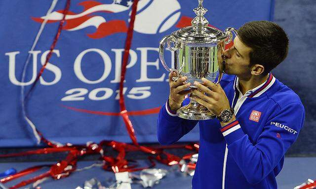Das obligatorische Küsschen: Novak Djokovic und seine Trophäe