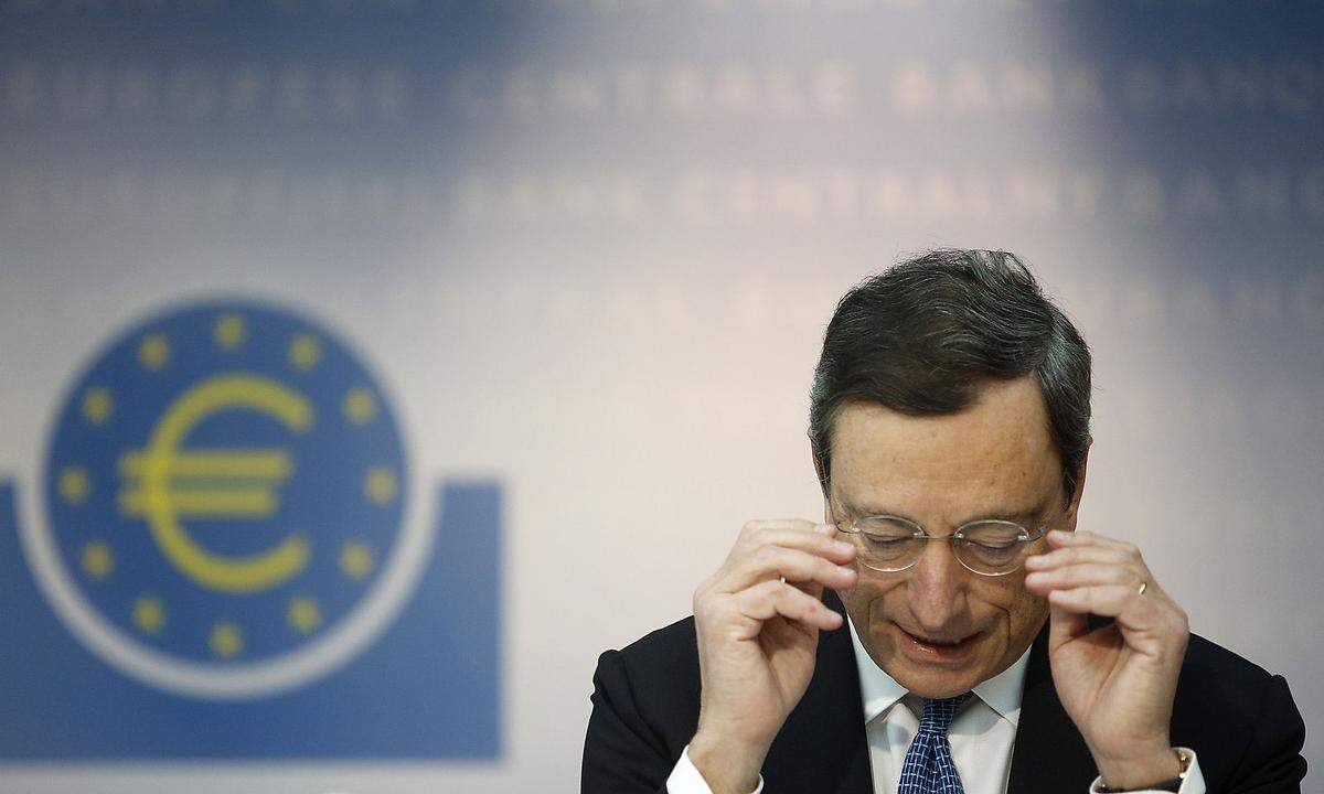 EZB-Chef Mario Draghi sagt in London den berühmten Satz: „Die EZB wird alles tun, was notwendig ist, um den Euro zu retten.“ Das sorgt für Beruhigung an den Märkten. Die Bond-Zinsen beginnen wieder zu sinken.