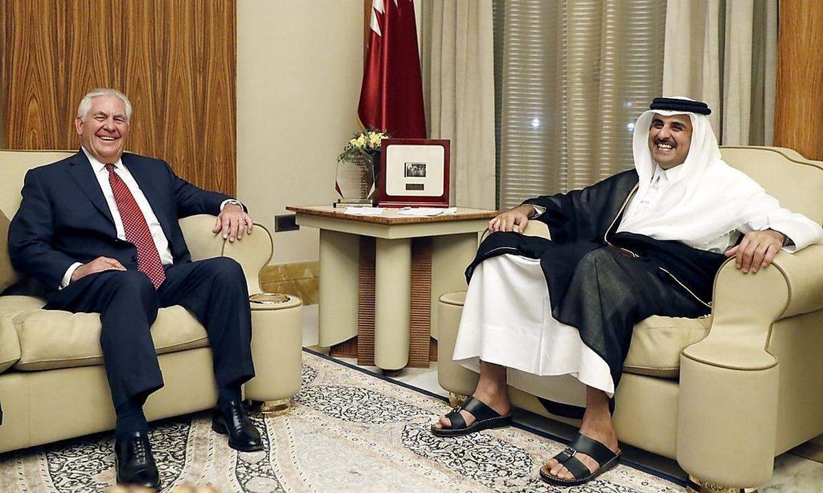 Saudiarabien, Bahrain, die Vereinigten Arabischen Emirate (VAE) und Ägypten hatten im Juni eine Blockade gegen Katar verhängt. Sie werfen dem kleinen, aber reichen Emirat unter anderem vor, Terrorgruppen zu finanzieren. In einem Forderungskatalog verlangten sie von Doha und Emir Tamim bin Hamad Al-Thani (im Bild mit US-Außenminister Rex Tillerson), seine Verbindungen zu Terroristen aufzugeben und die Beziehungen zum schiitischen Iran zurückzufahren. Auch die türkischen Soldaten sollten das Land verlassen. Wie Saudiarabien ist auch Katar sunnitisch geprägt. Das größte Problem für die Saudis ist die Unterstützung Katars der Muslimbrüder, einer religiösen Massenbewegung, die aus Sicht Saudiarabiens eine Gefahr für die Macht des Königshauses darstellt. Auch der TV-Sender "Al-Jazeera" ist katarisch und wird von vielen arabisch-muslimischen Ländern kritisch beäugt bzw. in der letzten Krise blockiert.