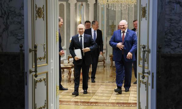 Nach seiner heftig umstrittenen Wiederwahl im Jahr 2020 hat sich Lukaschenko stark an Russland und Präsident Wladimir Puti angenähert.