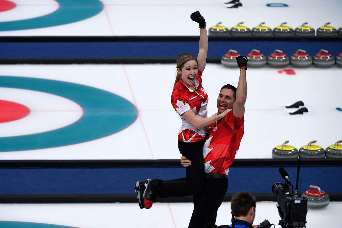 Das kanadische Duo Kaitlyn Lawes und John Morris hat in Pyeongchang auch die olympische Premiere im Mixed-Curling gewonnen. Sie gewannen das Endspiel gegen die Schweizer.
